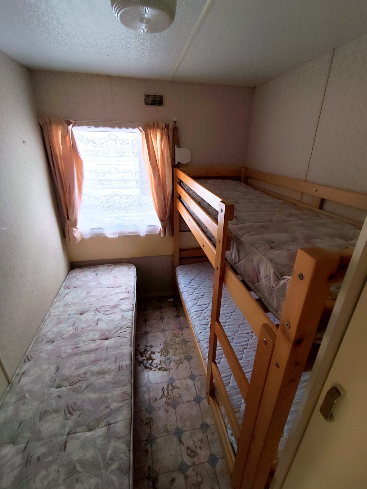 deuxième chambre avec un lit simple et deux lits superposés mobil home willerby mobil home panoramique mobil home petit prix mobil home occasion mobil home rénové mobil home révisé msmh mobil home livraison gratuite