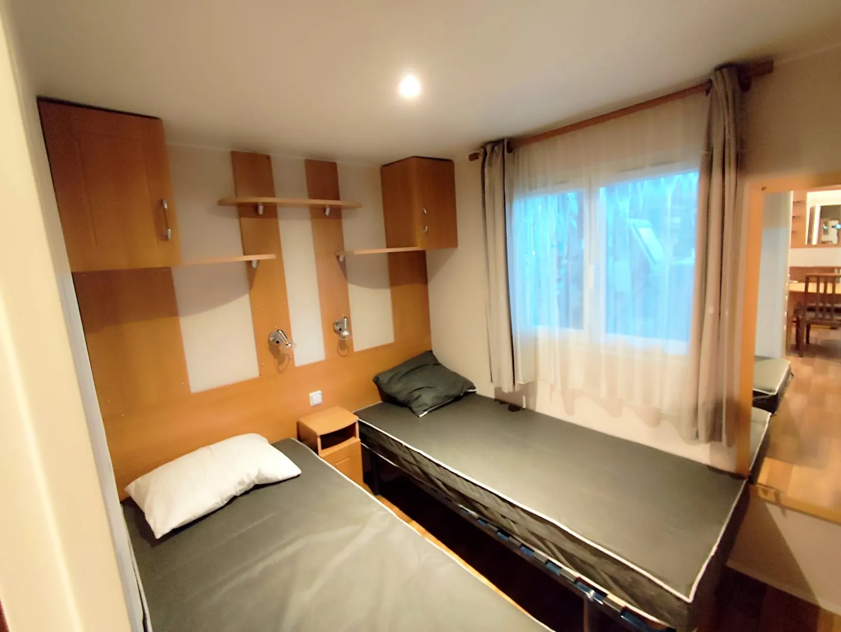 deuxième chambre avec 2 lits individuels et des rangements mobil home irm mobil home isolation renforcée mobil home occasion mobil home rénové mobil home révisé msmh mobil home livraison gratuite