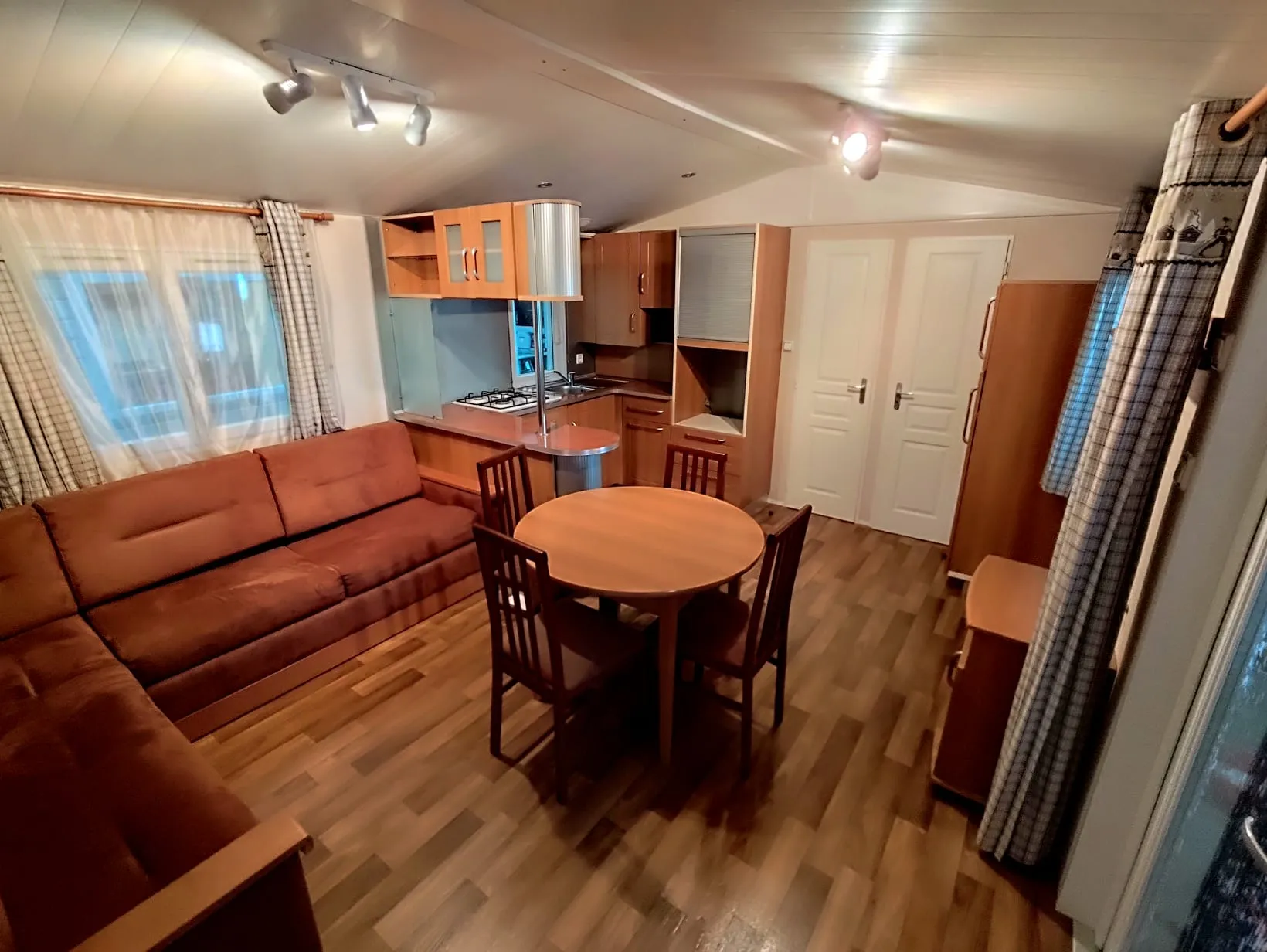 pièce de vie coin salon coin repas cuisine mobil home irm mobil home isolation renforcée mobil home occasion mobil home rénové mobil home révisé msmh mobil home livraison gratuite