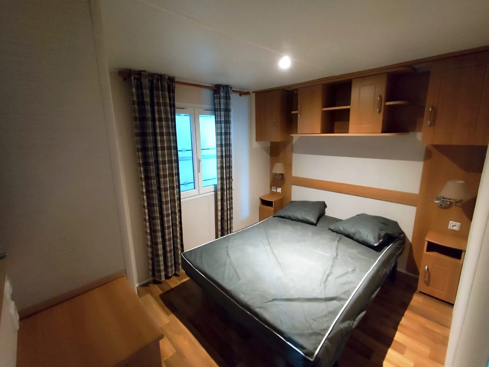 grande chambre avec un grand lit et un dressing mobil home irm mobil home isolation renforcée mobil home occasion mobil home rénové mobil home révisé msmh mobil home livraison gratuite