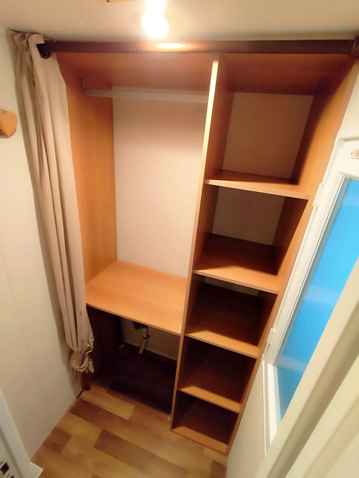 dressing de la grand chambre avec branchement pour la machine à laver mobil home irm mobil home isolation renforcée mobil home occasion mobil home rénové mobil home révisé msmh mobil home livraison gratuite