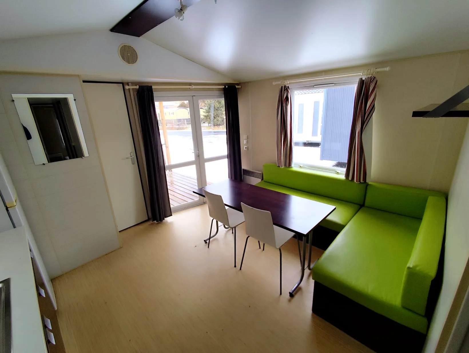 pièce de vie coin salon coin repas cuisine mobil home o'hara mobilhome terrasse intégrée mobil home occasion mobil home rénové mobil home révisé msmh mobil home livraison gratuite