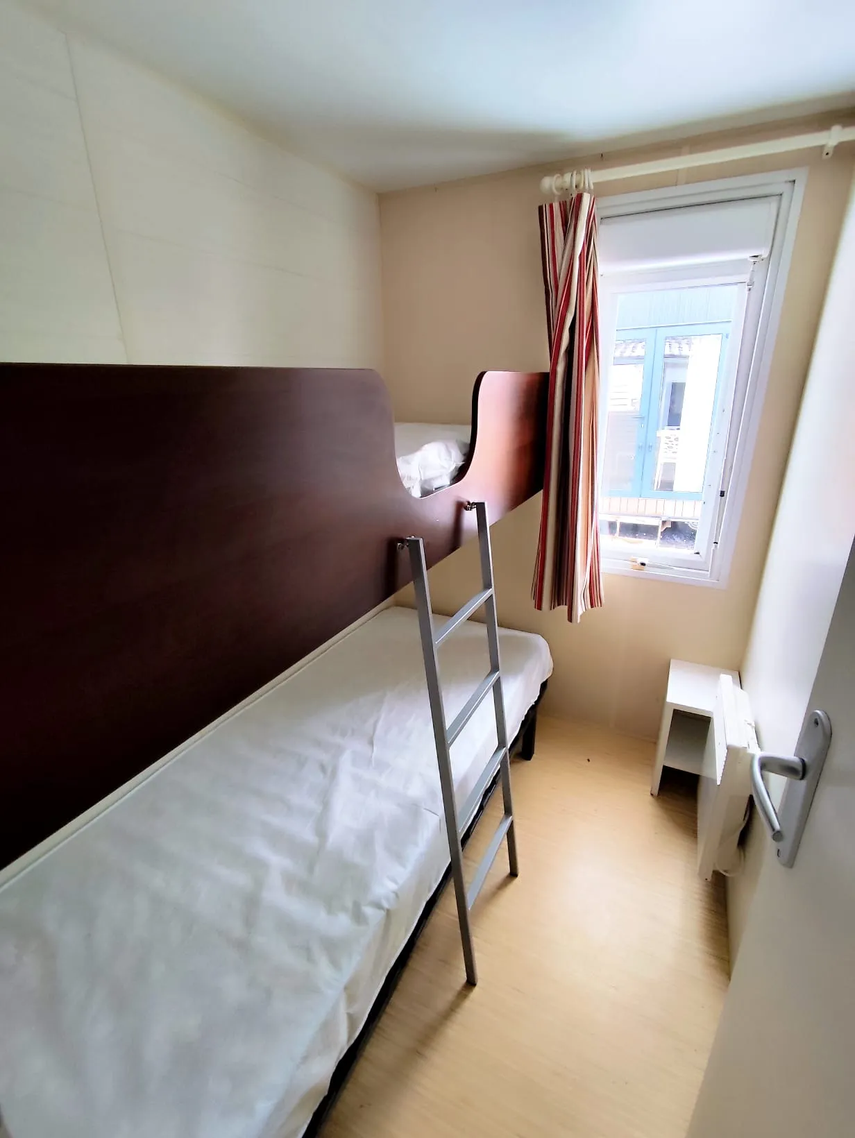 troisième chambre avec deux lits superposés mobil home o'hara mobilhome terrasse intégrée mobil home occasion mobil home rénové mobil home révisé msmh mobil home livraison gratuite