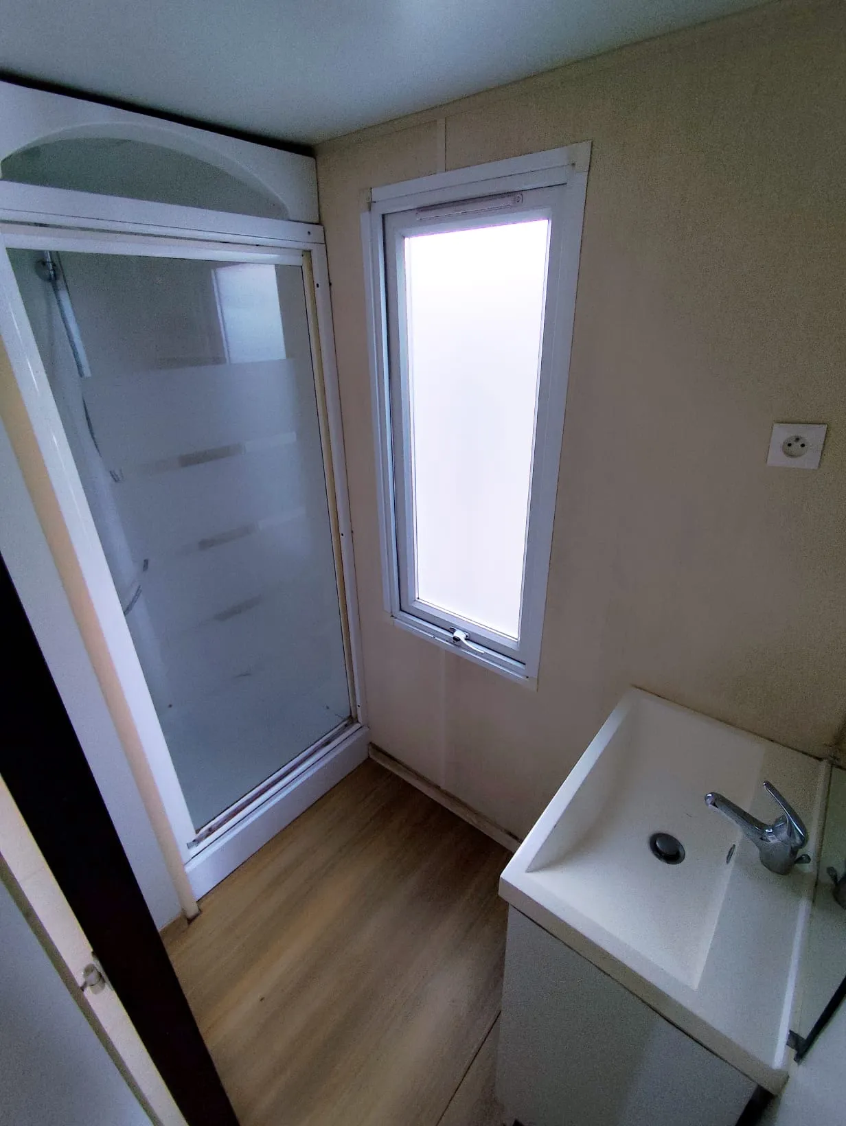 salle de bain avec cabine de douche lavabo et rangements mobil home o'hara mobilhome terrasse intégrée mobil home occasion mobil home rénové mobil home révisé msmh mobil home livraison gratuite