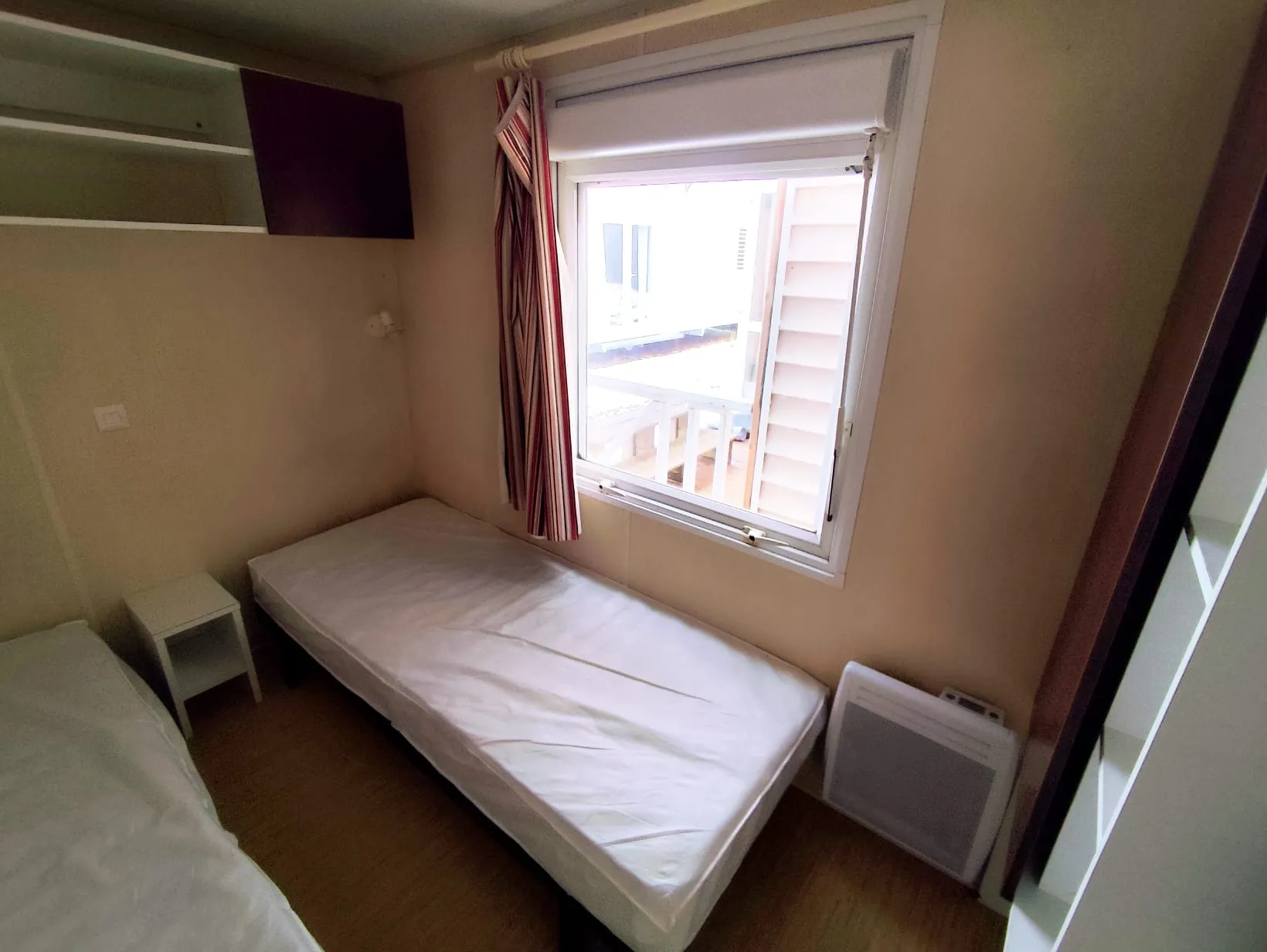 deuxième chambre avec deux lits individuels mobil home o'hara mobilhome terrasse intégrée mobil home occasion mobil home rénové mobil home révisé msmh mobil home livraison gratuite