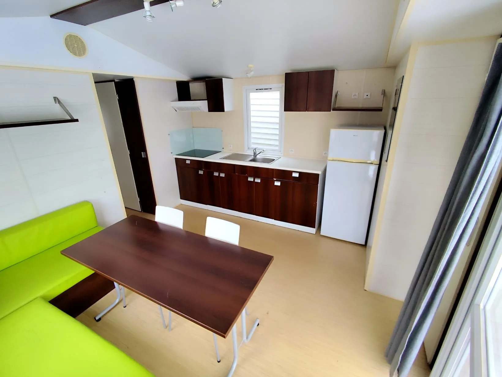 pièce de vie coin repas coin salon cuisine mobil home o'hara mobilhome terrasse intégrée mobil home occasion mobil home rénové mobil home révisé msmh mobil home livraison gratuite