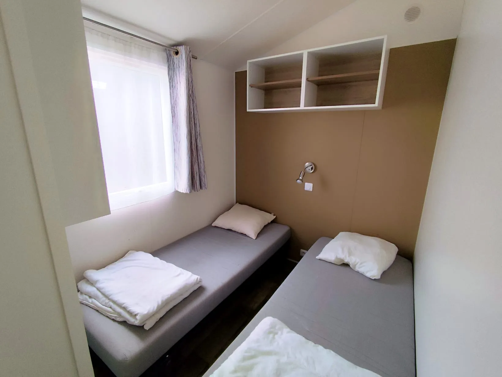 deuxième chambre deux lits individuels mobil home rideau mobil home baie vitrée mobil home récent mobil home occasion mobil home 3 chambres mobil home rénové mobil home révisé mobil home livraison gratuite mézenc sélection mobil home msmh