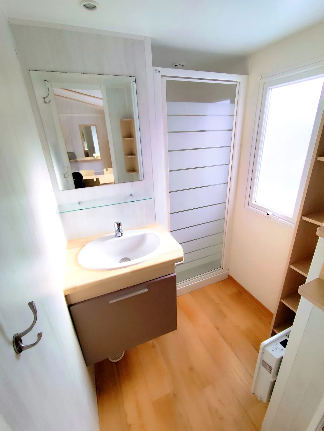 salle de bain cabine de douche lavabo rangements mobil home louisiane mobil home occasion mobil home révisé mobil home rénové msmh mobil home livraison gratuite mobil home 3 chambres