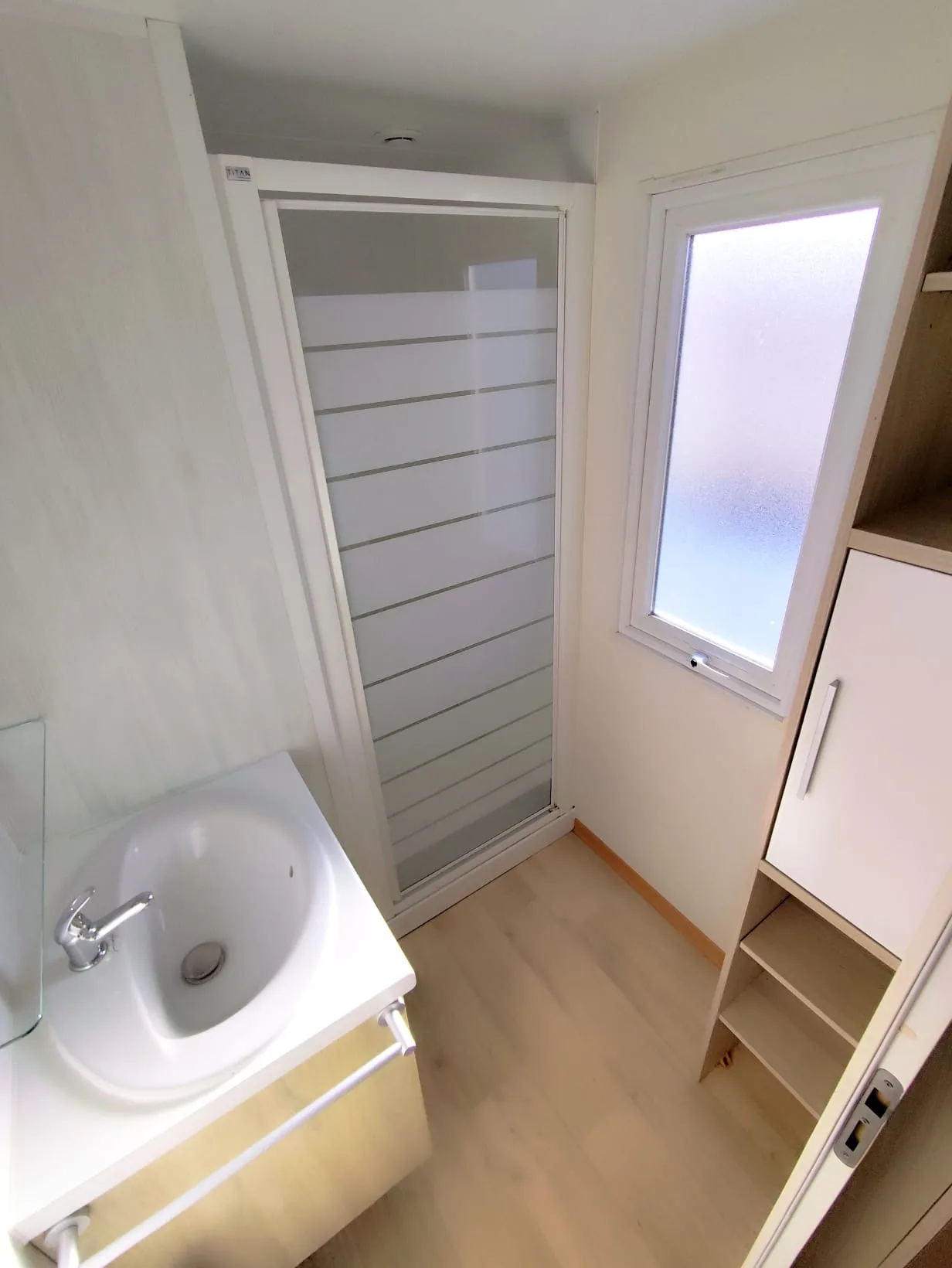 salle de bain cabine de douche lavabo rangements mobil home louisiane mobil home occasion mobil home révisé mobil home rénové msmh mobil home livraison gratuite