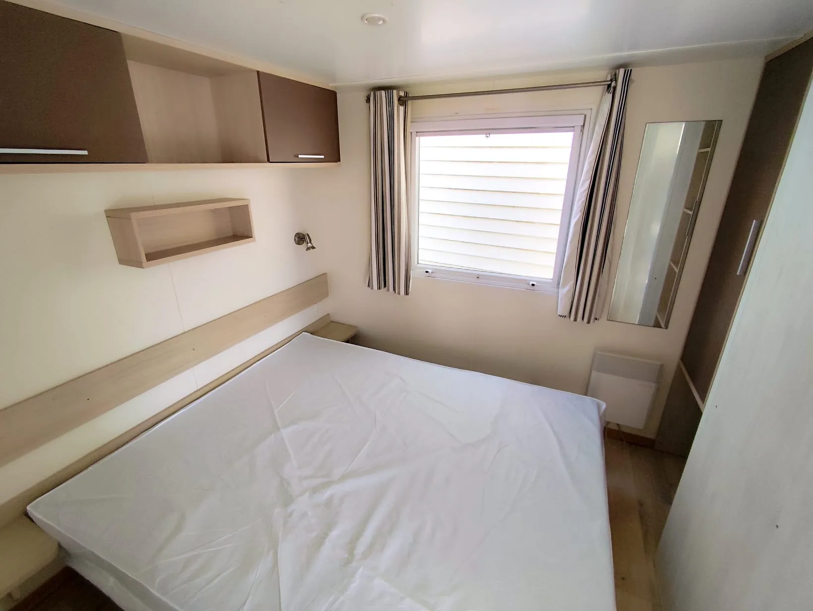 grande chambre lit double rangements mobil home louisiane mobil home occasion mobil home révisé mobil home rénové msmh mobil home livraison gratuite