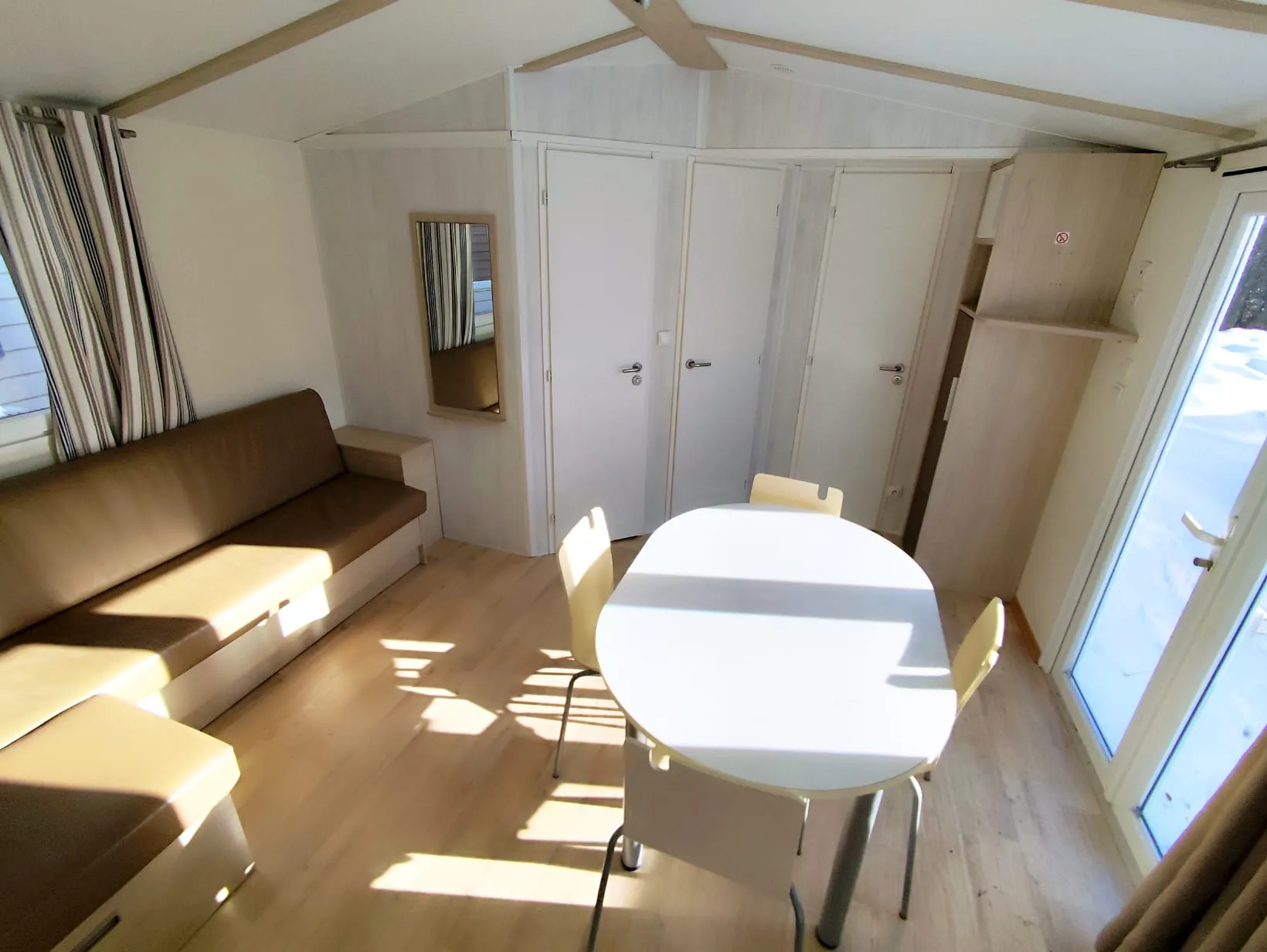 coin salon coin repas mobil home louisiane mobil home occasion mobil home révisé mobil home rénové msmh mobil home livraison gratuite