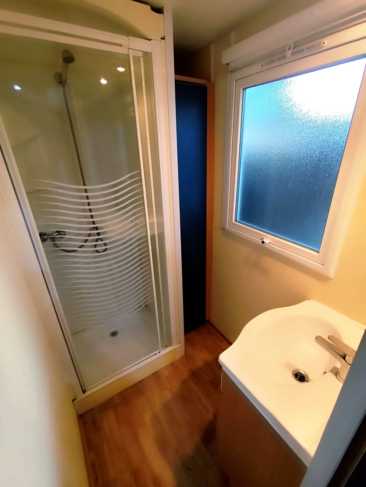 salle de bain cabine de douche lavabo rangements mobil home irm mobil home 3 m mobil home occasion mobil home révisé mobil home rénové msmh mobil home livraison gratuite