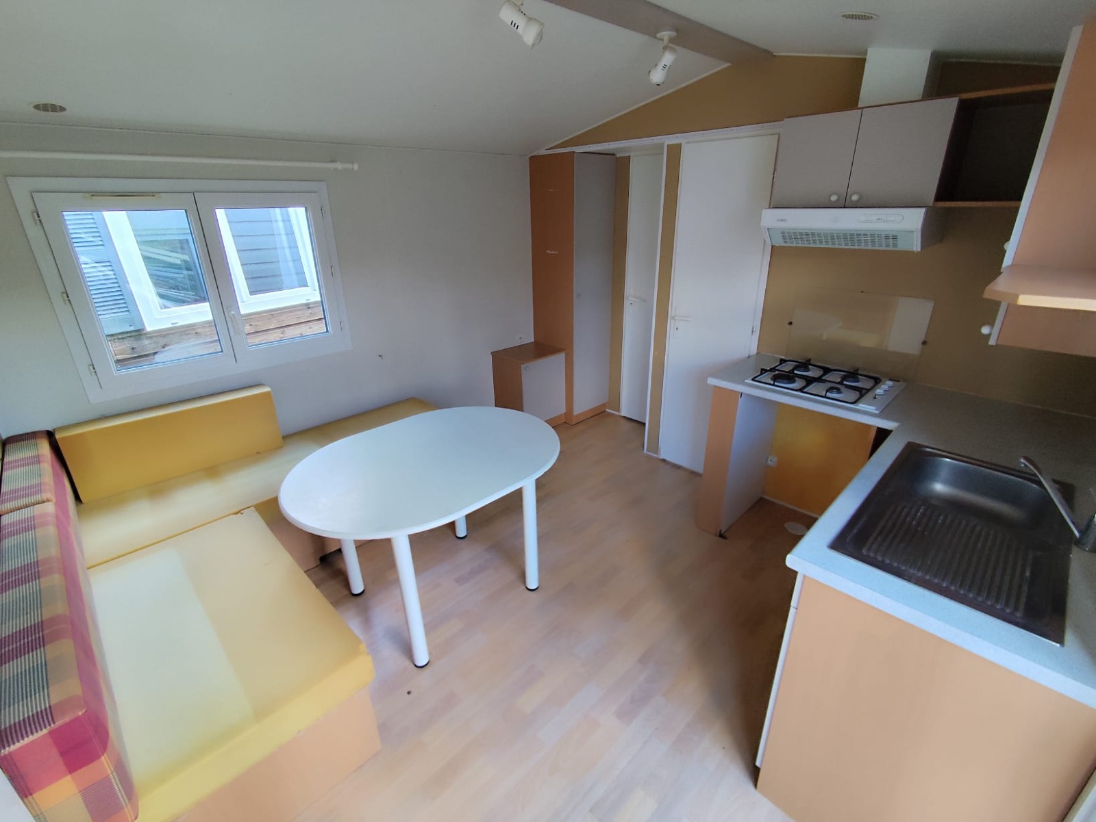 pièce de vie cuisine coin salon coin repas mobil home louisiane mobil home occasion mobil home rénové mobil home révisé msmh mobil home livraison gratuite