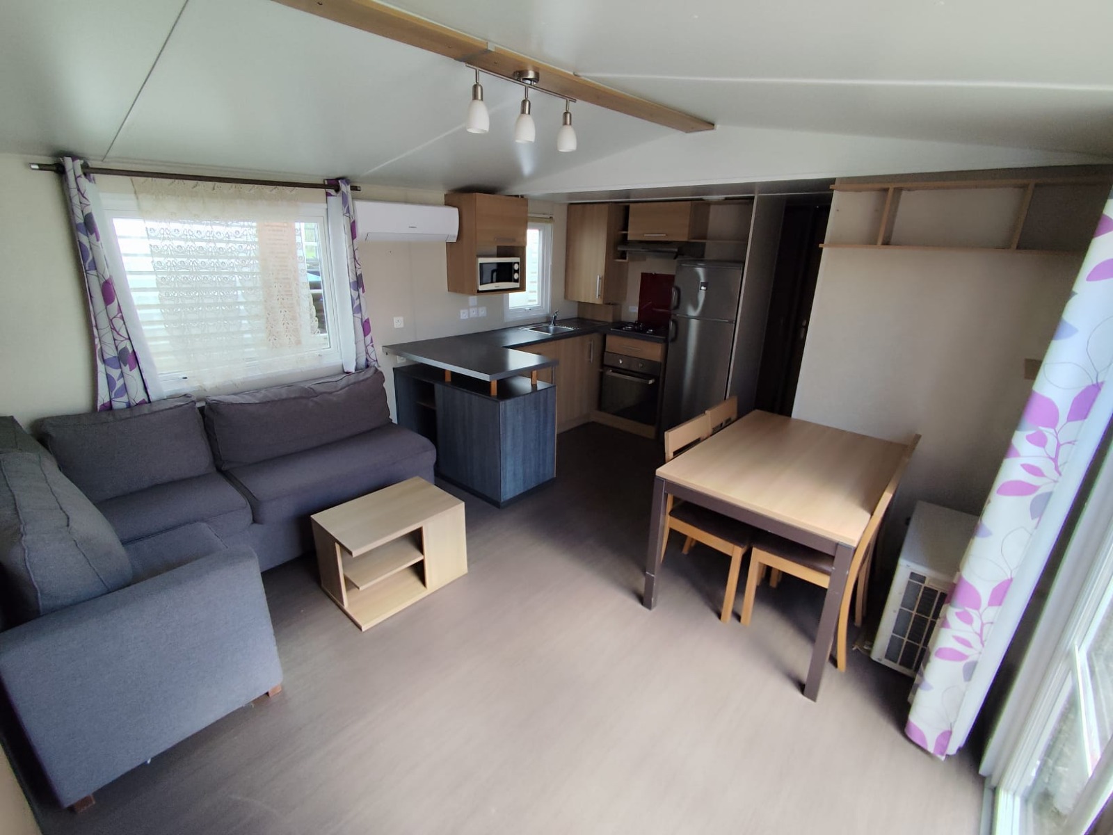 pièce de vie cuisine équipée coin repas coin salon mobil home rapidhome mobil home résidentiel mobil home 10 m mobil home 3 chambres mobil home occasion mobil home révisé mobil home rénové msmh mobil home livraison gratuite