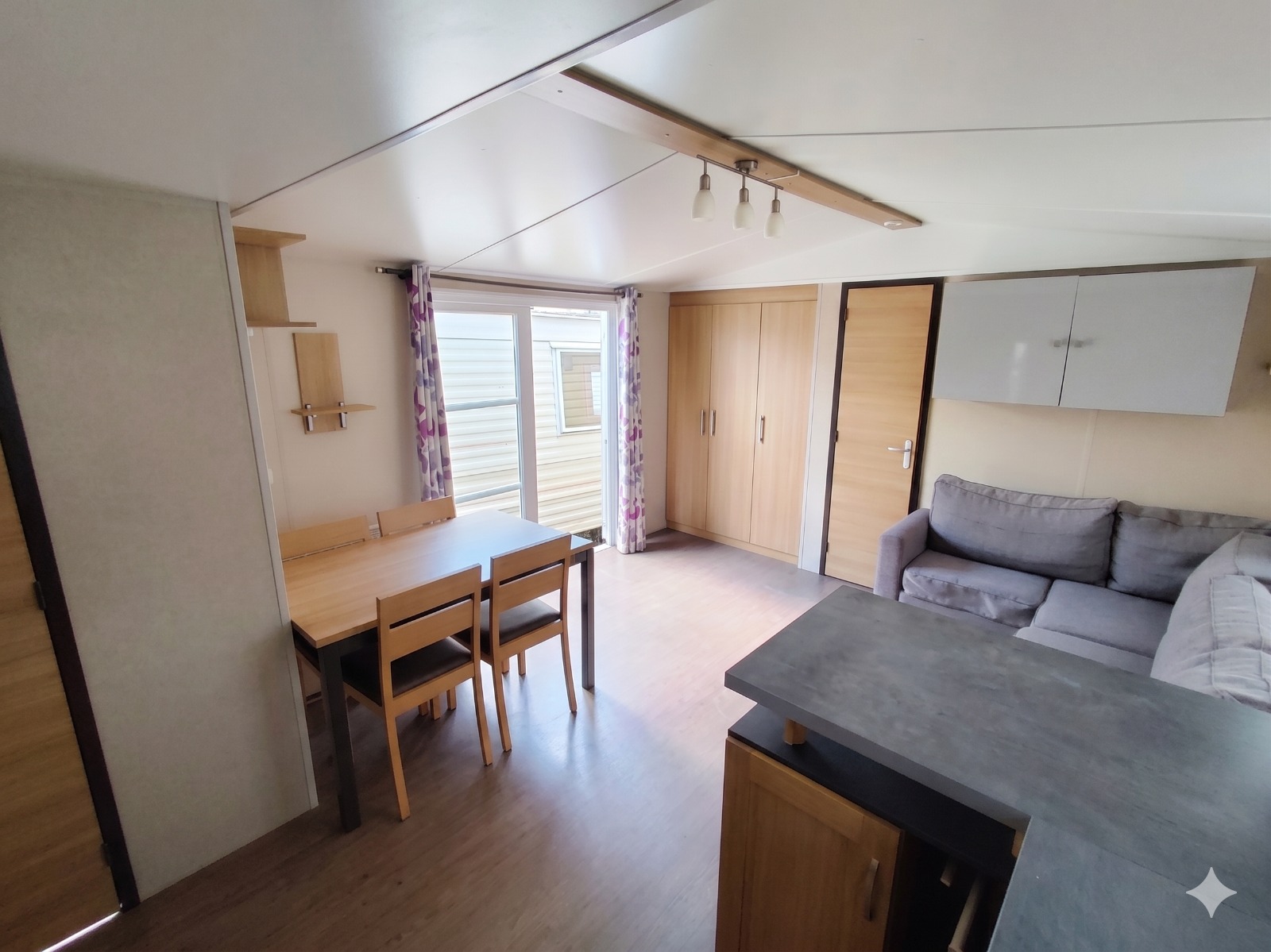 coin salon coin repas mobil home rapidhome mobil home résidentiel mobil home 10 m mobil home 3 chambres mobil home occasion mobil home révisé mobil home rénové msmh mobil home livraison gratuite