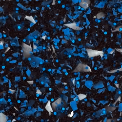 Schwarze Oberfläche mit verstreuten blau-weißen, splittrigen Partikeln.