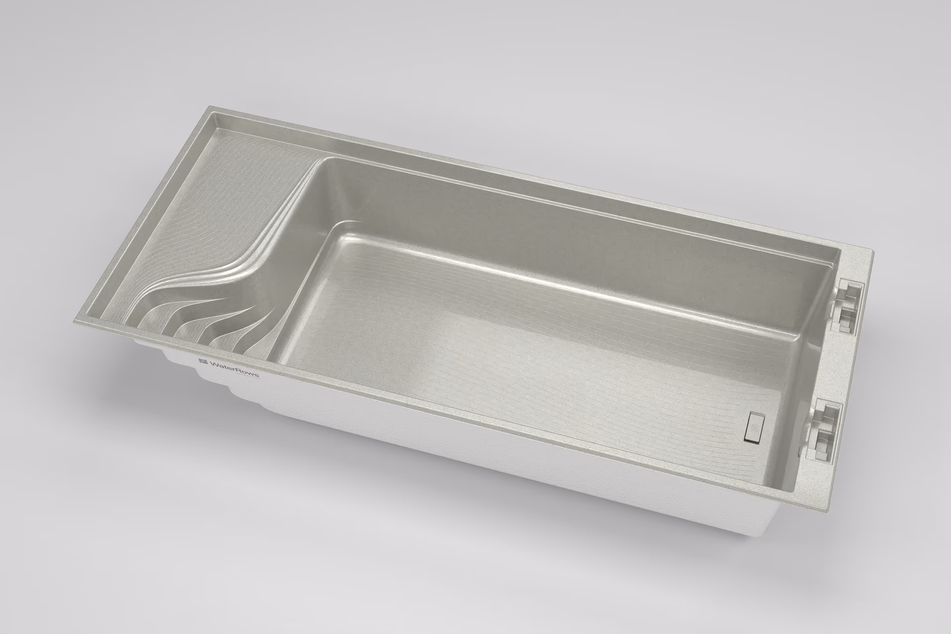 Rechteckiger Swimmingpool mit integrierten Stufen auf der linken Seite und zwei Einlassöffnungen auf der rechten Seite.