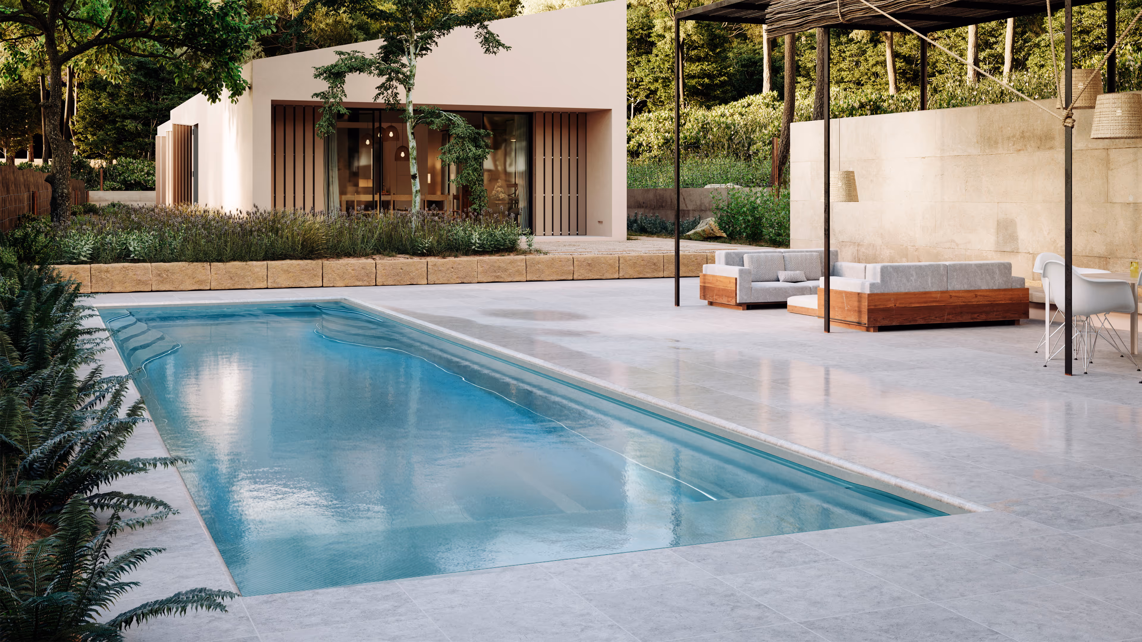 Moderner rechteckiger Pool mit klarem Wasser in einem Garten mit weißem Haus und Außenlounge unter Pergola.