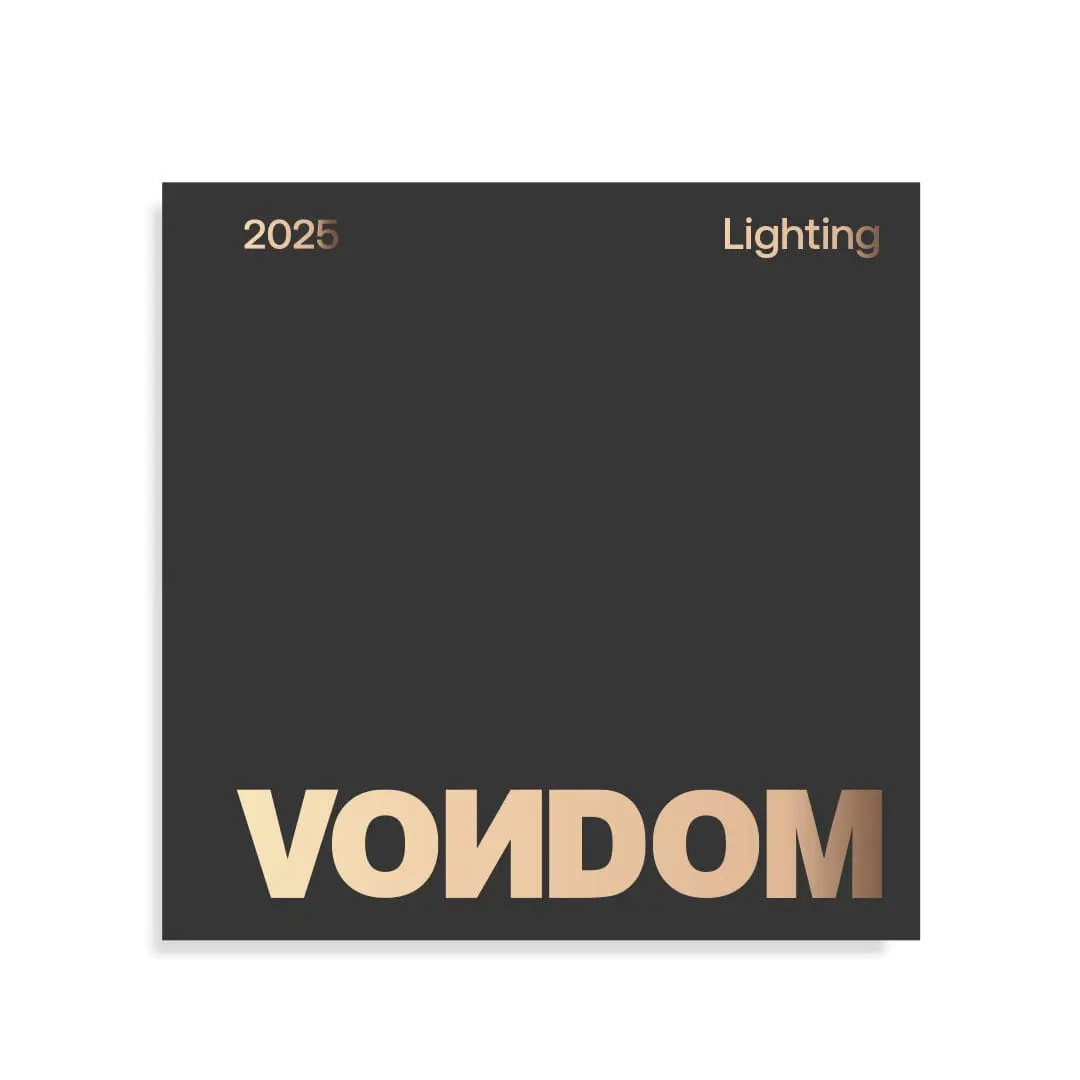 Schwarzes quadratisches Design mit dem Text '2025 Lighting' oben und 'VONDOM' in großen goldenen Buchstaben unten.
