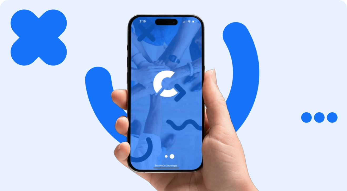 Pessoa segurando um smartphone com a tela do app Comunify, com elementos gráficos azuis em um fundo claro