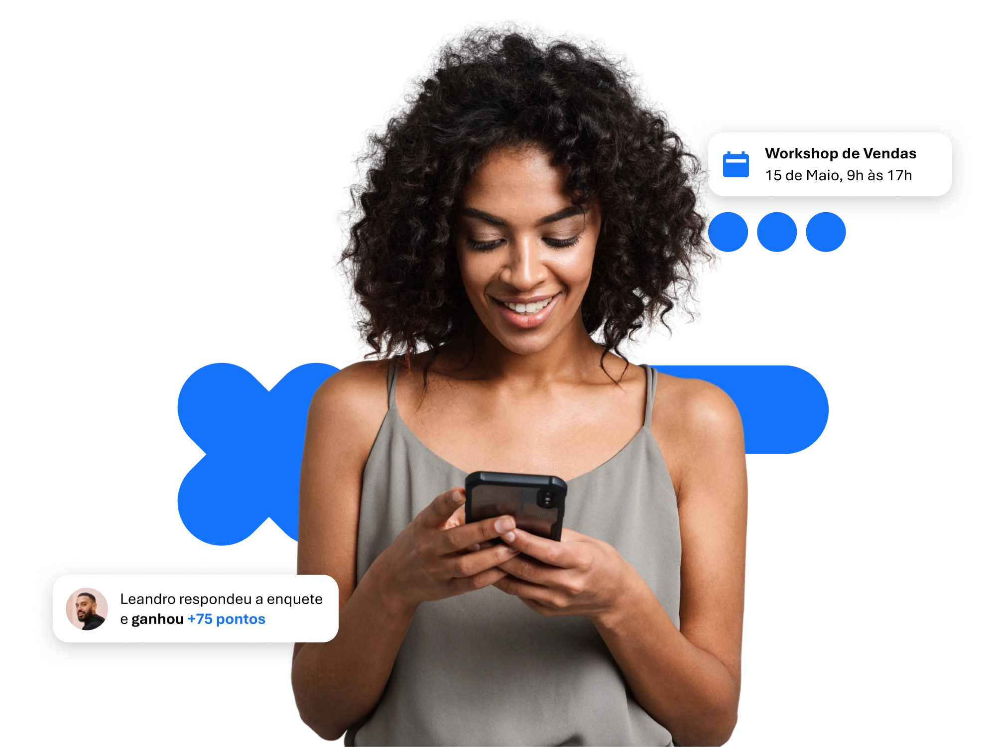 Colaboradora segurando celular com notificações do App Comunify
ao redor dela