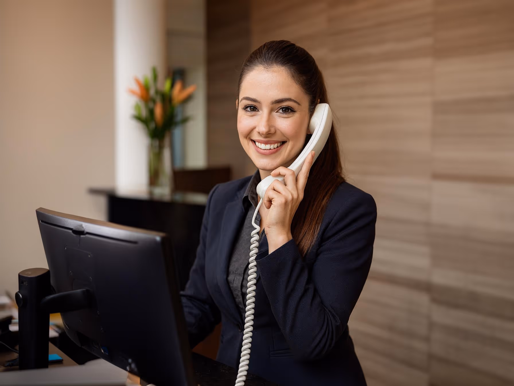Telefonassistentin für Hotels an der Rezeption