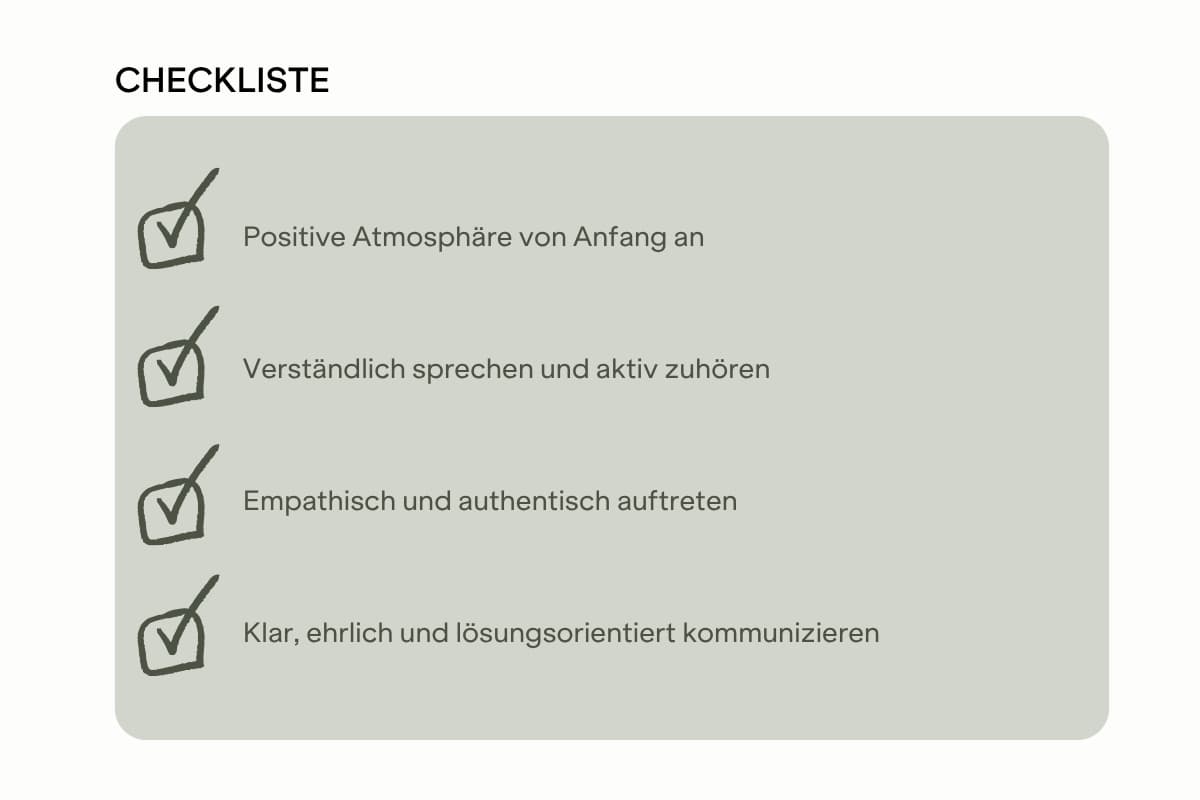Grafik einer Checkliste mit vier Punkten zur gelungenen Patientenkommunikation: eine positive Atmosphäre schaffen, verständlich sprechen und aktiv zuhören, empathisch und authentisch auftreten sowie klar, ehrlich und lösungsorientiert kommunizieren.