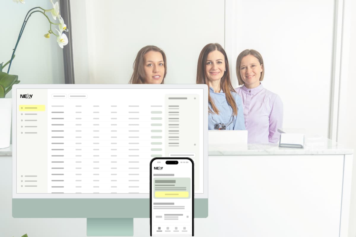 Drei Mitarbeiterinnen einer Praxis stehen lächelnd am Empfangstresen. Im Vordergrund ist ein Computerbildschirm und ein Smartphone mit einer Benutzeroberfläche der Nelly-Software eingeblendet, die digitale Praxisprozesse zeigt.