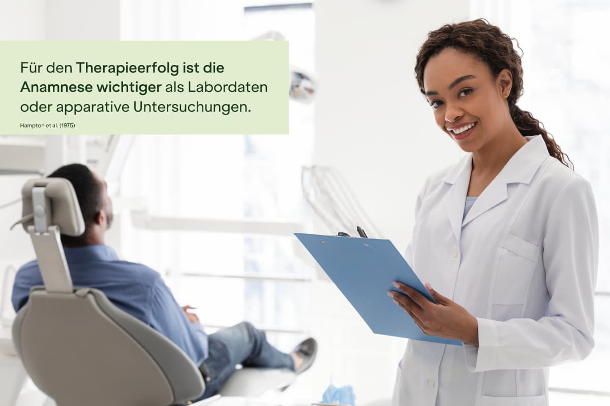 Ärztin mit Klemmbrett lächelt in einer Praxis, während ein Patient entspannt im Behandlungsstuhl sitzt.