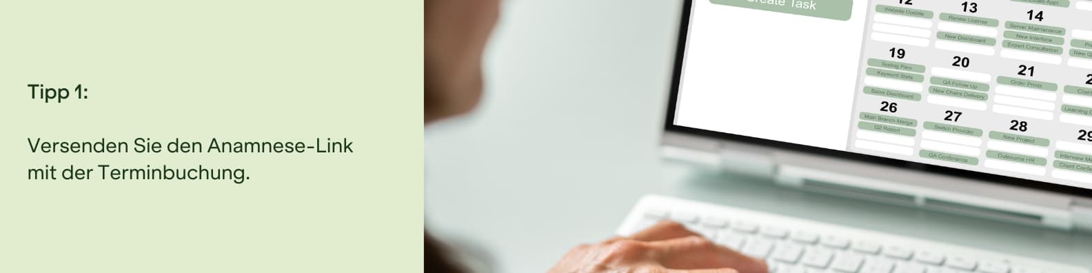 Person arbeitet am Laptop mit digitalem Kalender, während sie auf dem Smartphone eine Terminbuchung vornimmt.