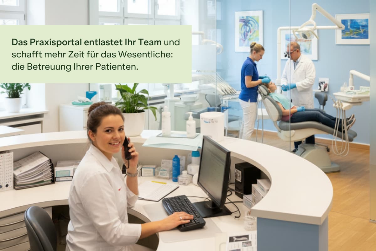 Empfangsmitarbeiterin in einer Zahnarztpraxis arbeitet am Praxisportal, während im Hintergrund ein Behandlungsteam Patienten versorgt.