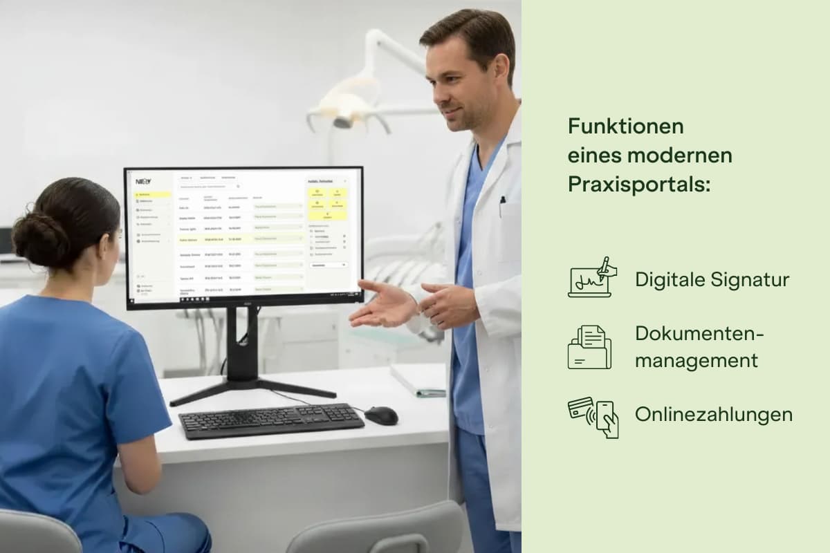 Zahnarzt erklärt einer Mitarbeiterin digitale Funktionen eines modernen Praxisportals wie Dokumentenmanagement und Onlinezahlungen.