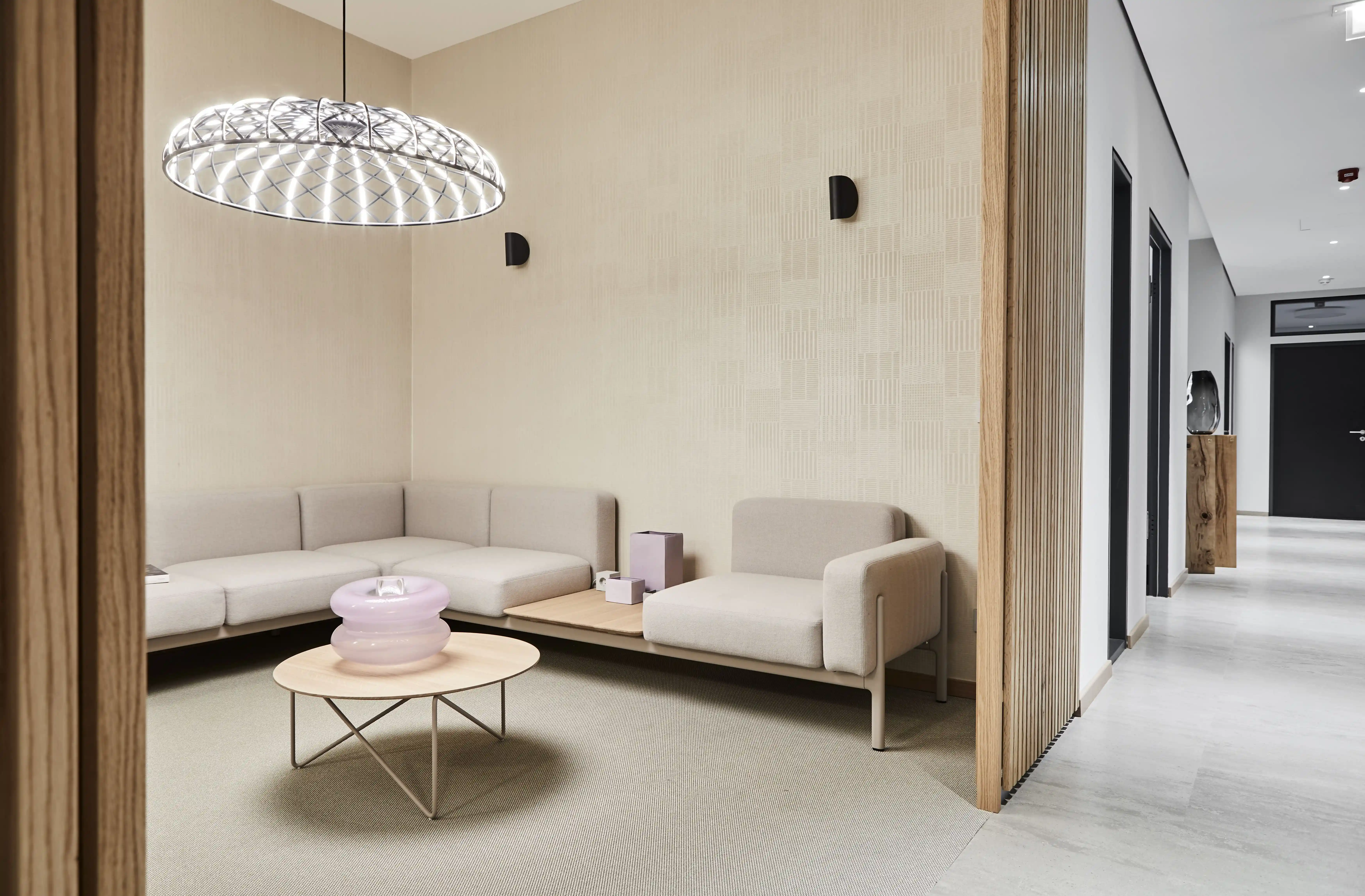 Ein helles freundliches Wartezimmer