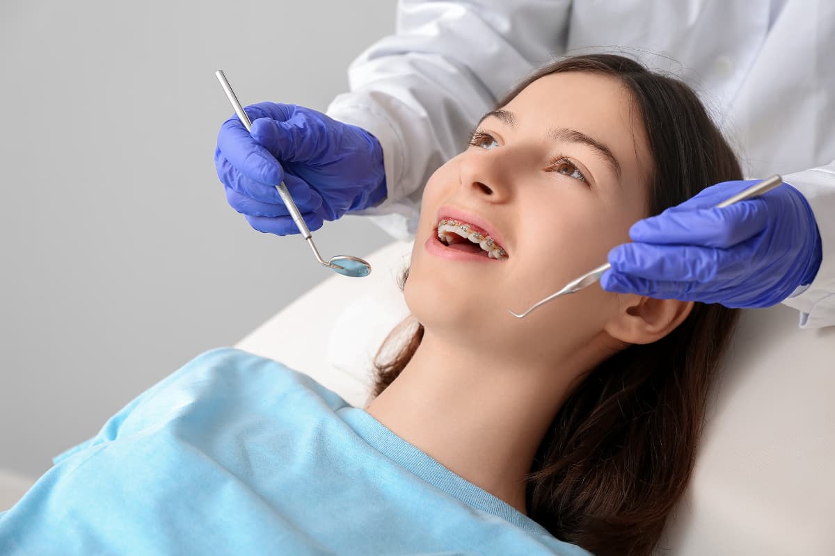 output: Moderner Krankenhausflur mit Empfang und Pflanzen.