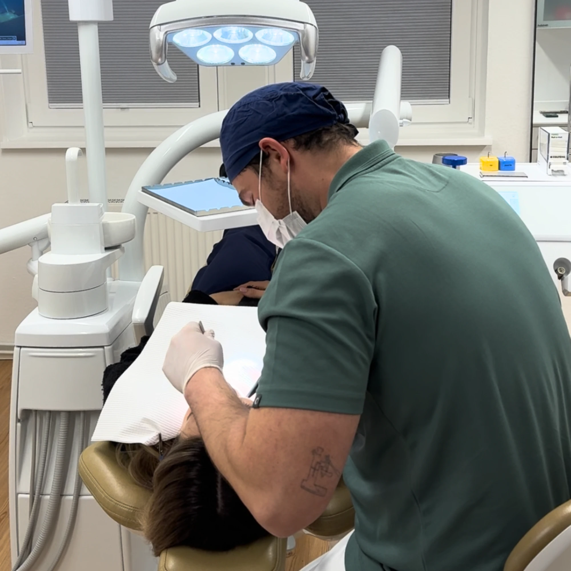 Nick Janssen bei der Behandlung einer Patientin in der Zahnarztpraxis.