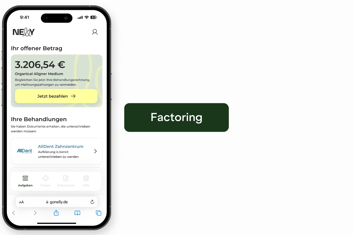 Nelly-App auf dem Smartphone mit Rechnungsübersicht zum Factoring.