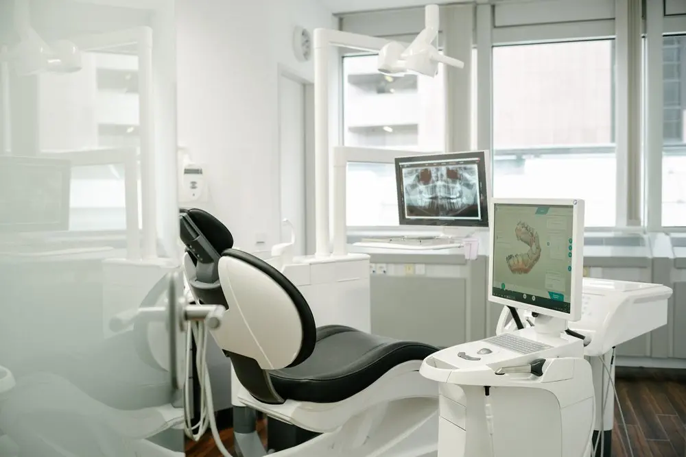 output: Moderner Krankenhausflur mit Empfang und Pflanzen.