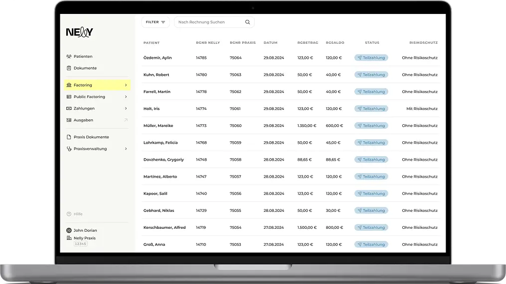 Nelly-Dashboard auf einem Laptop mit Übersicht offener Patientenrechnungen, Zahlungsstatus und Risikoschutz im Factoring-Bereich.