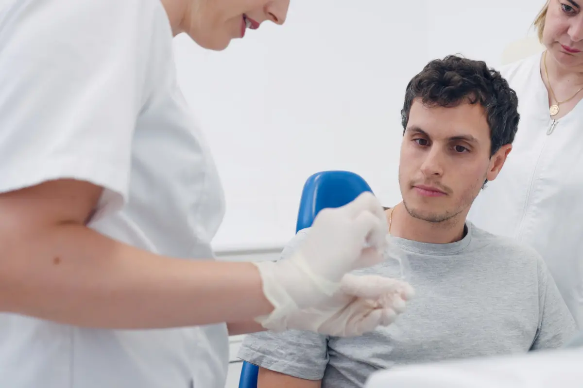 Zahnarzt redet mit Patient