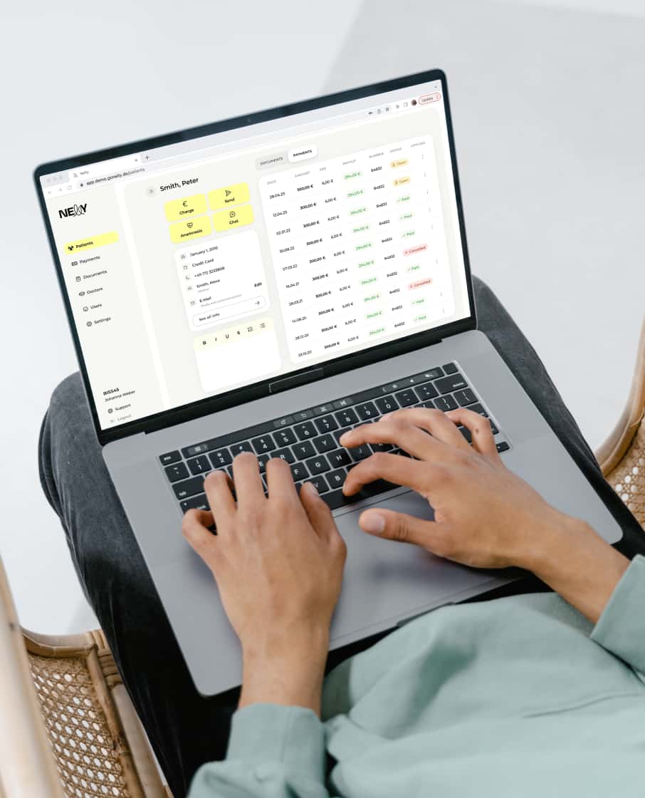 Ein Laptop Bildschirm und eine Frau die auf die Tastatur tippt