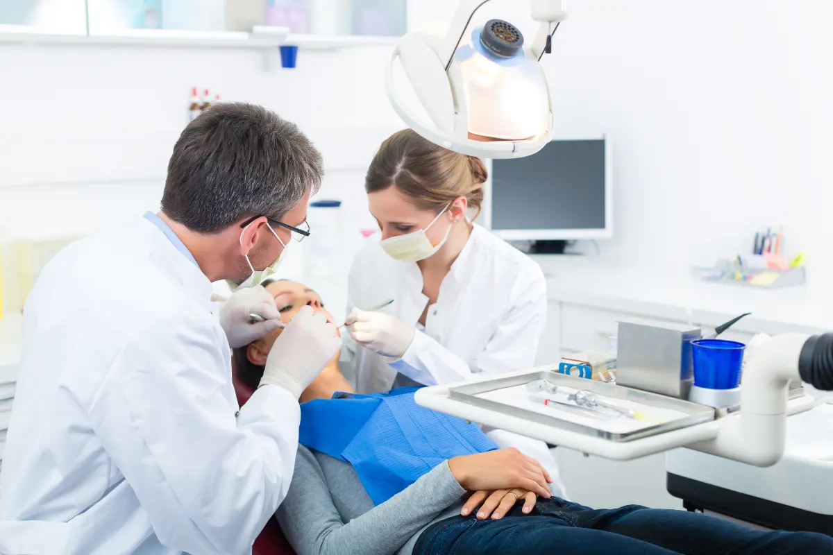 Zahnarzt und ZFA sorgen sich um Patientin
