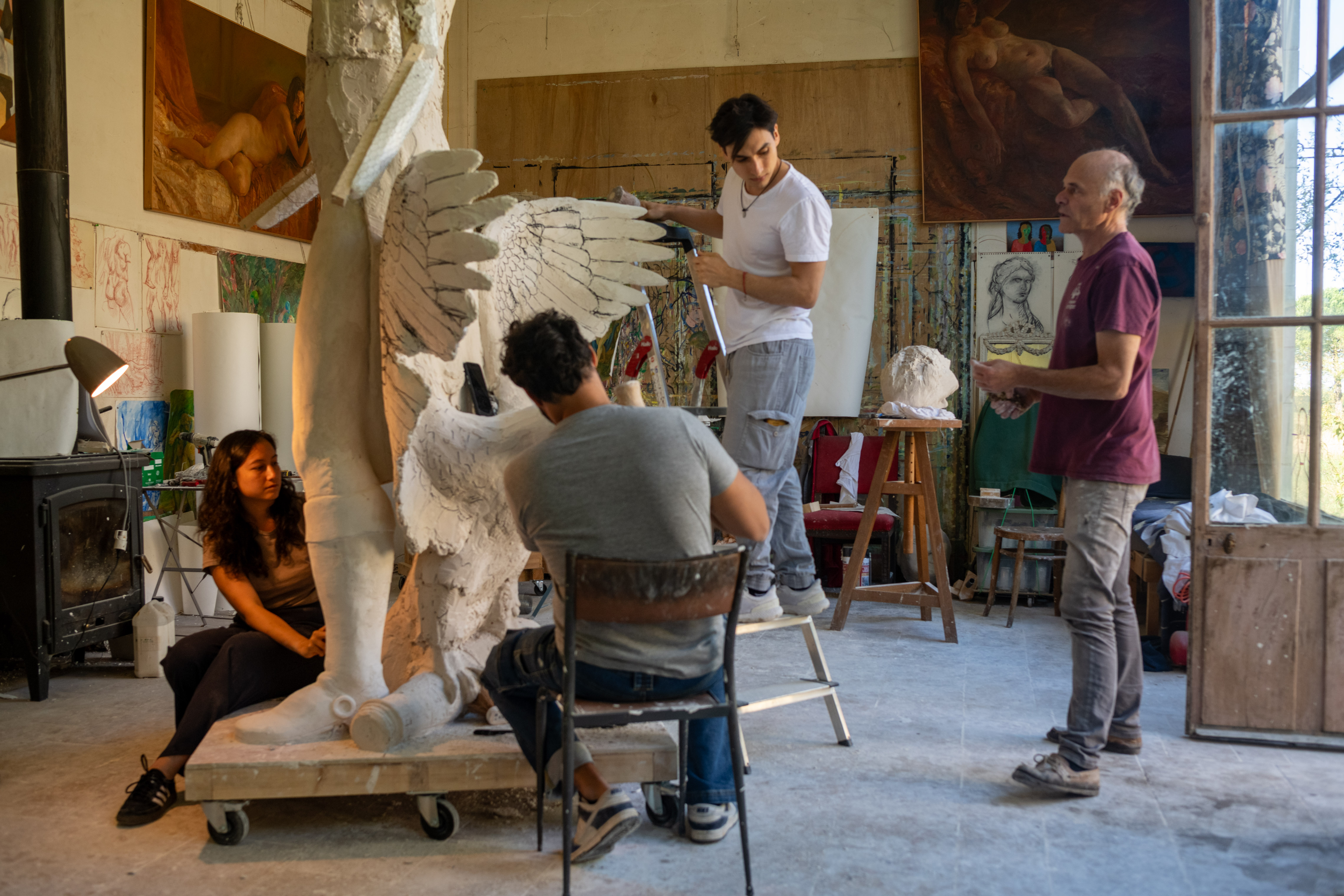 Atelier Missor constructing a plaster model of the Colossus of George