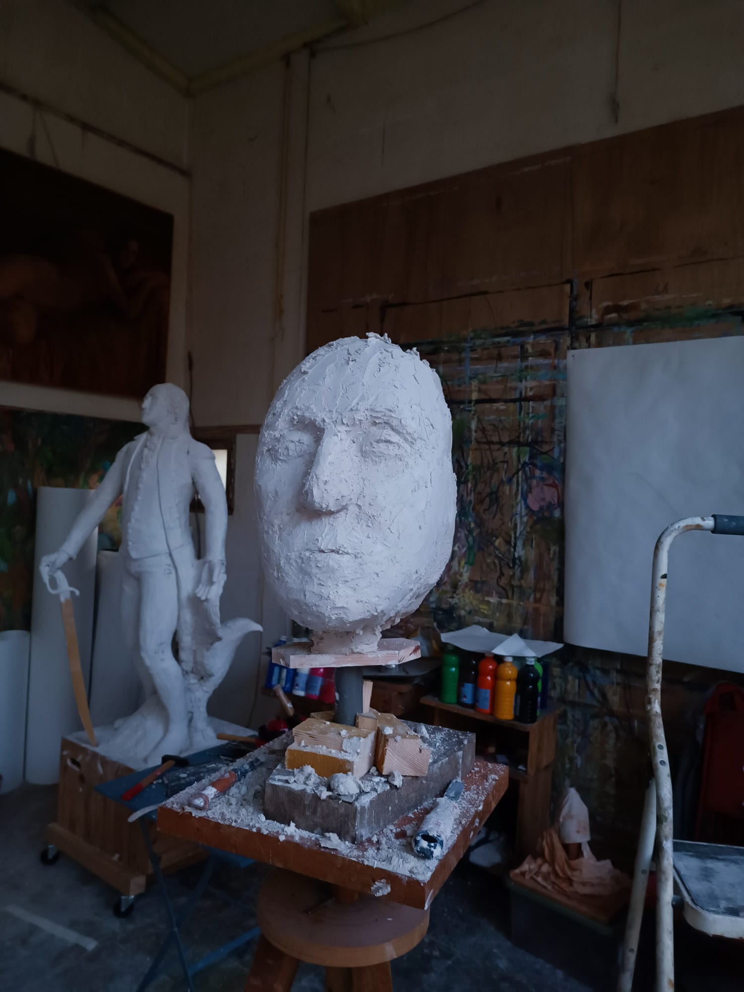 Atelier Missor constructing a plaster model of the Colossus of George