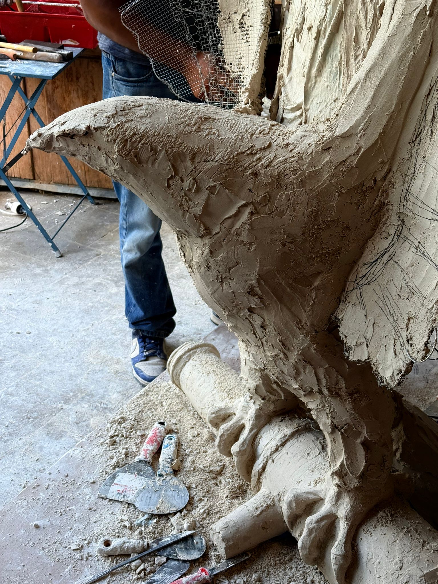 Atelier Missor constructing a plaster model of the Colossus of George