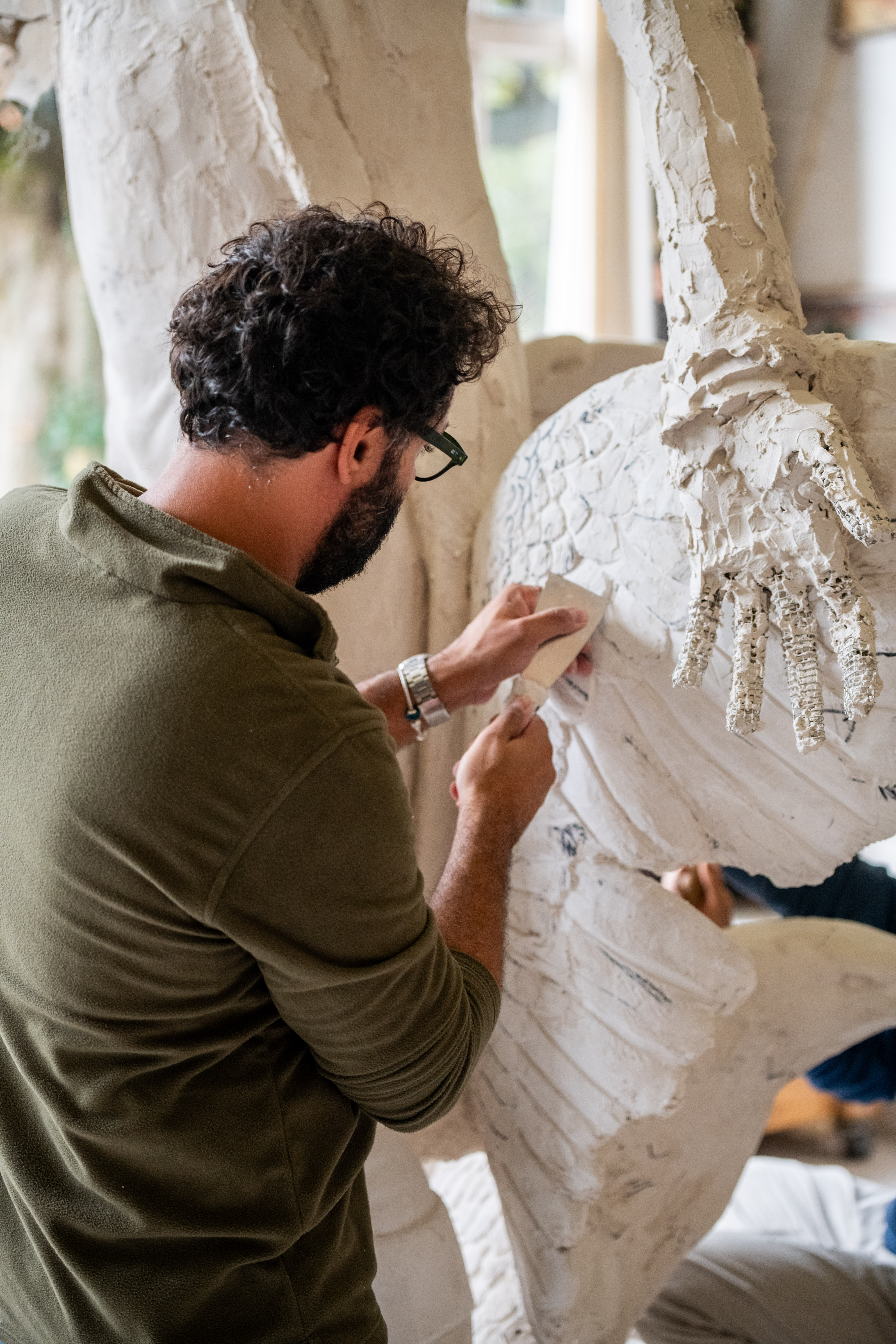 Atelier Missor constructing a plaster model of the Colossus of George