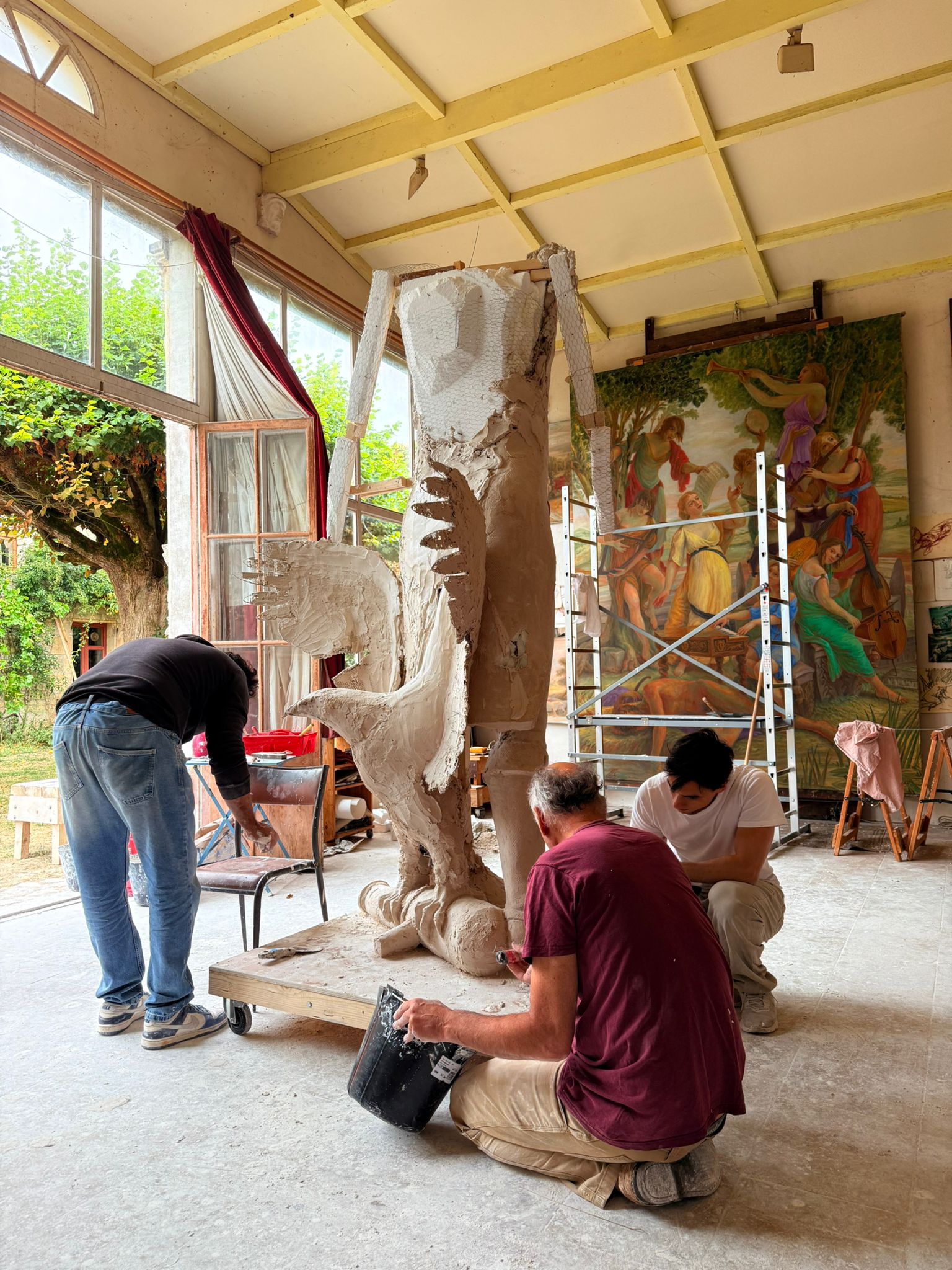 Atelier Missor constructing a plaster model of the Colossus of George