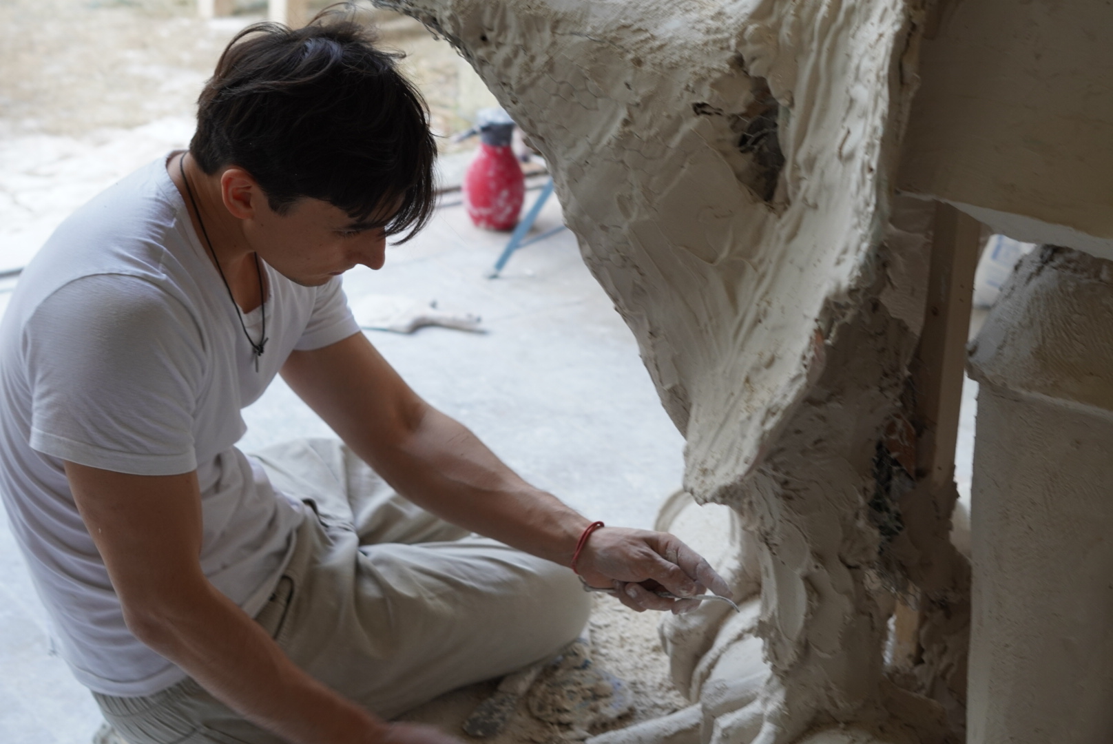 Atelier Missor constructing a plaster model of the Colossus of George