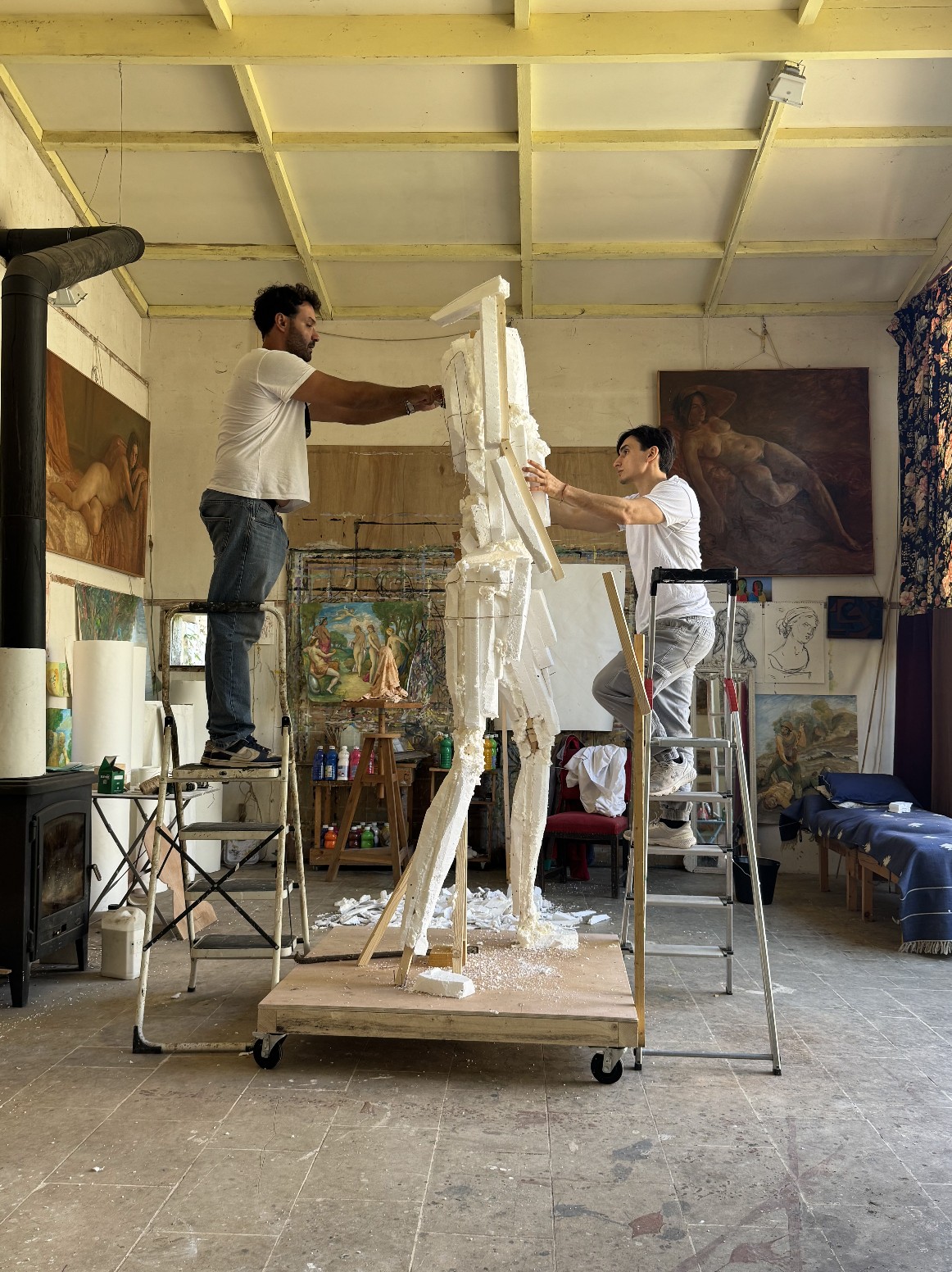 Atelier Missor constructing a plaster model of the Colossus of George