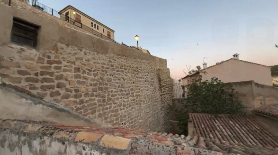 Muralla de Chinchilla de Montearagón rehabilitada, con las entradas a los nidales de los vencejos