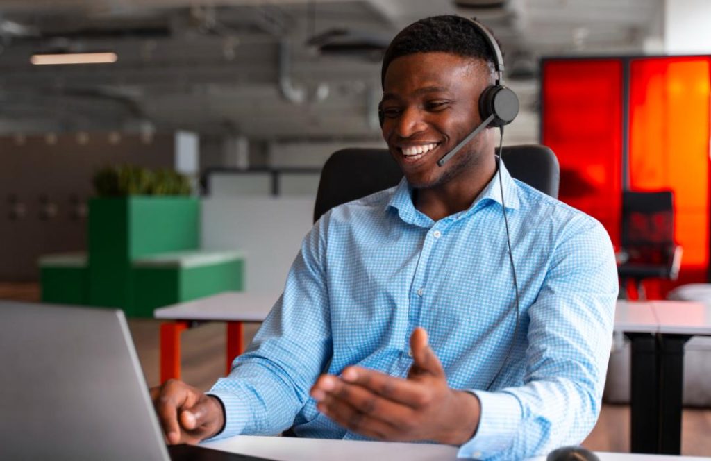 cx agent smiling - Automated Customer Service